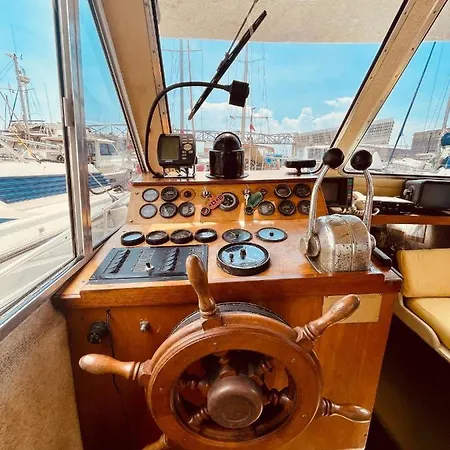 Botel Stylish 80's Fishing Boat Sant Adria de Besos